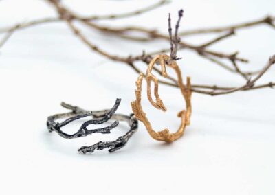 Anillo ajustable con forma de rama, hecho a mano en plata de ley. Disponible en plateado, negro o con baño de oro amarillo de 24k .