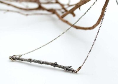 Collar con forma de rama, hecho a mano en plata de ley