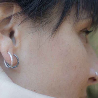 Pendientes con forma de rama Twigs | argollas de plata de ley