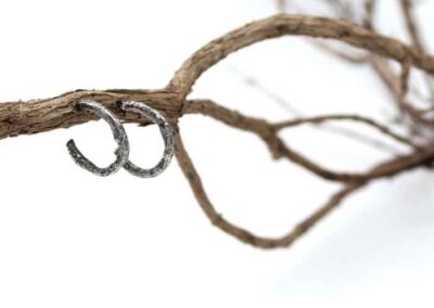 Pendientes con forma de rama Twigs | argollas de plata de ley
