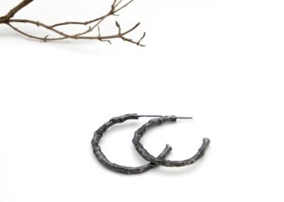 Pendientes de aro con forma de rama Twigs | argollas de plata de ley