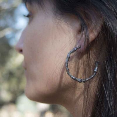 Pendientes con forma de rama Twigs | argollas de plata de ley